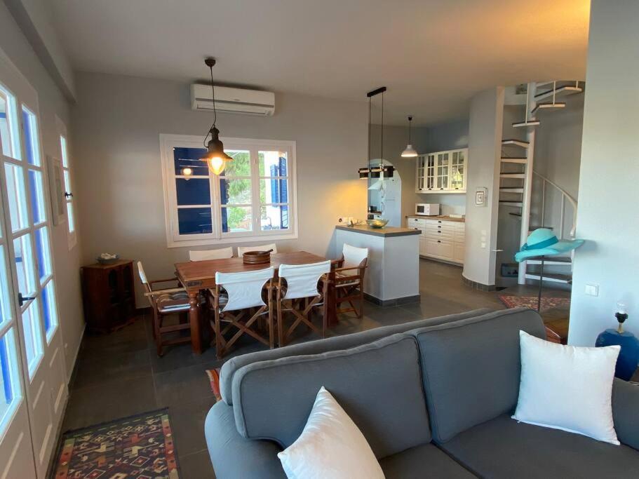 Retreat Villa By The Sea With Pool In Порто-Хелі Екстер'єр фото